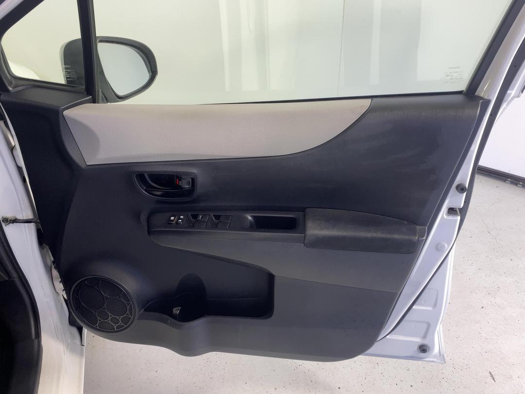 Photo '15' of Toyota Yaris