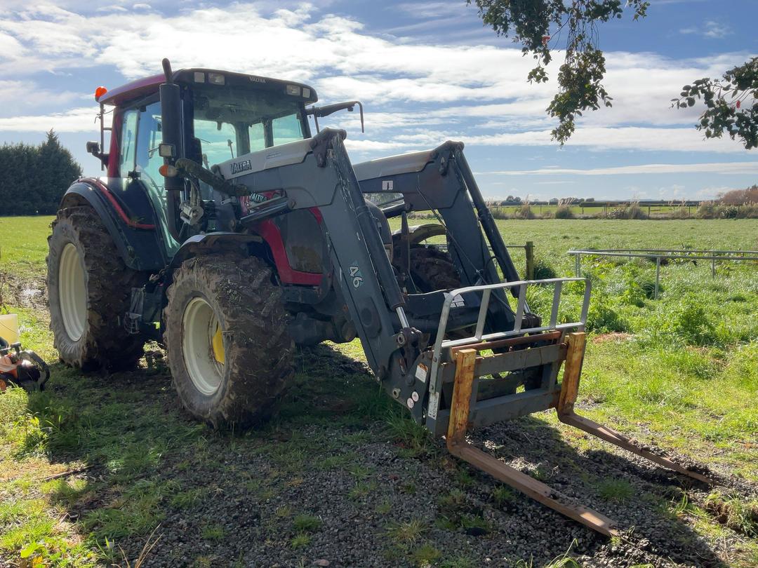 Photo '1' of valtra tractor N92 Tractor