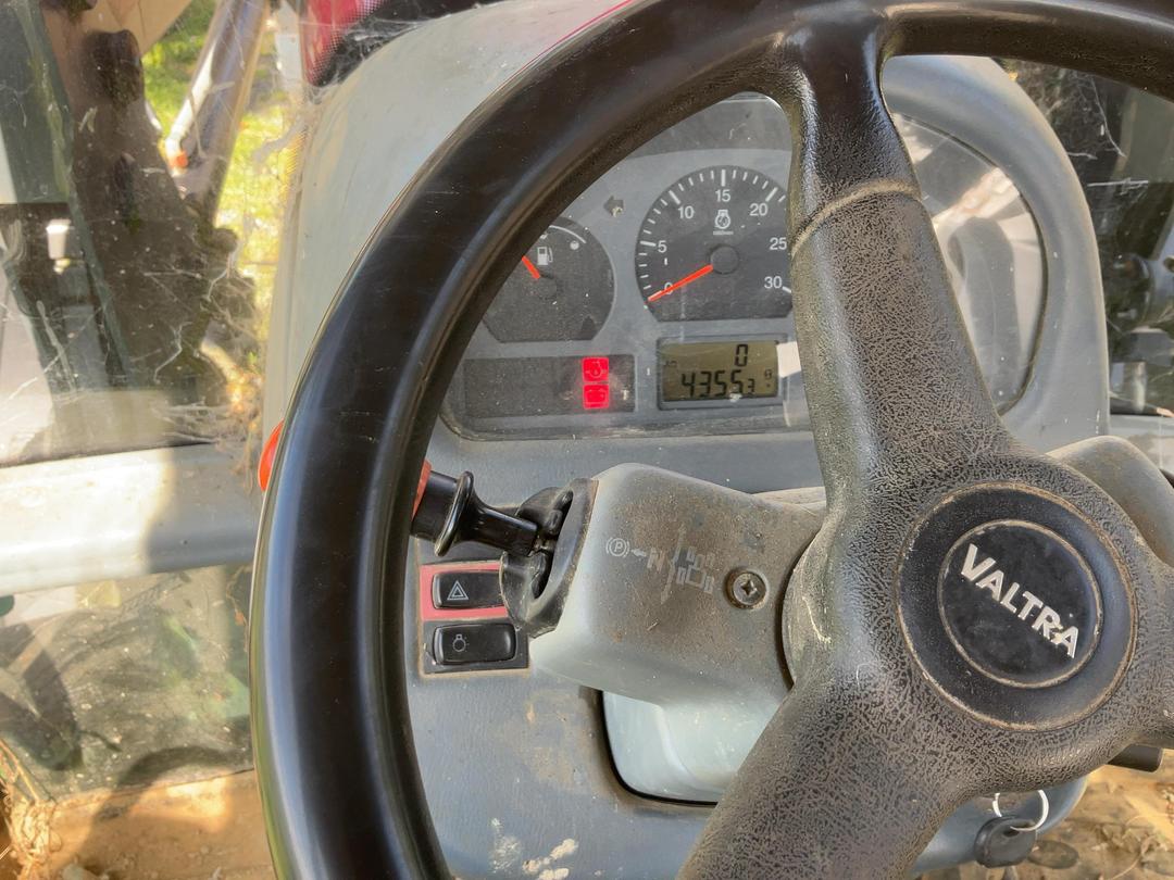 Photo '27' of valtra tractor N92 Tractor