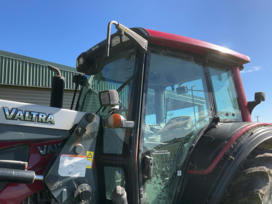 Photo '38' of valtra tractor N92 Tractor