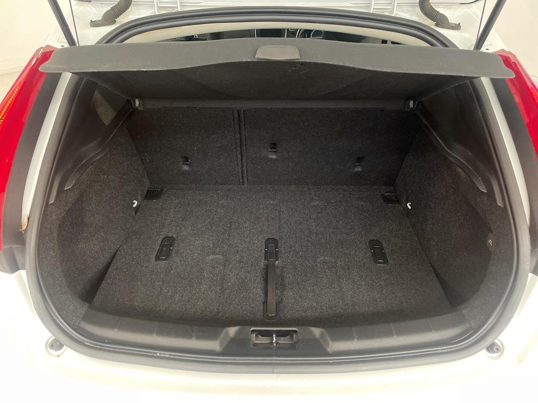 Photo '14' of Volvo V40