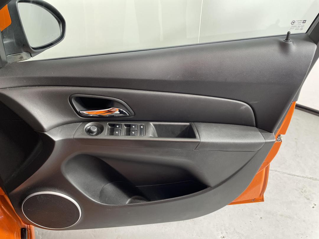 Photo '15' of Holden Cruze