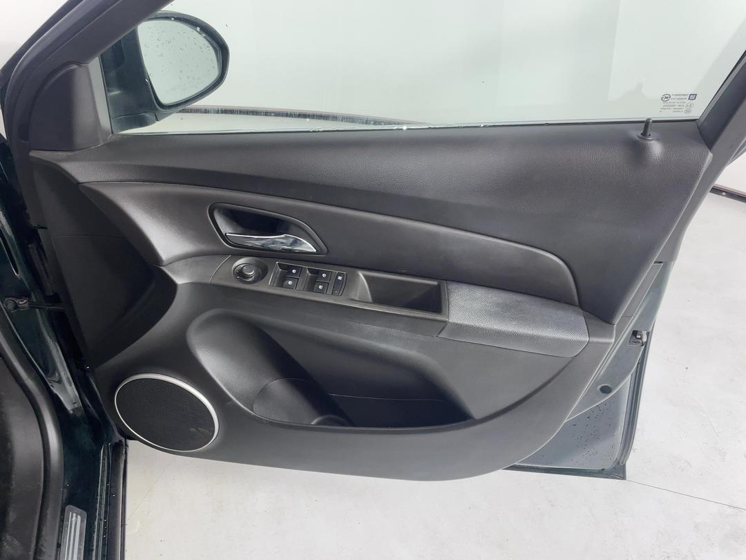 Photo '15' of Holden Cruze