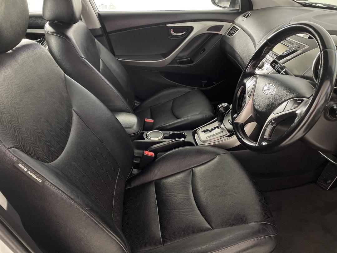 Photo '16' of Hyundai Elantra