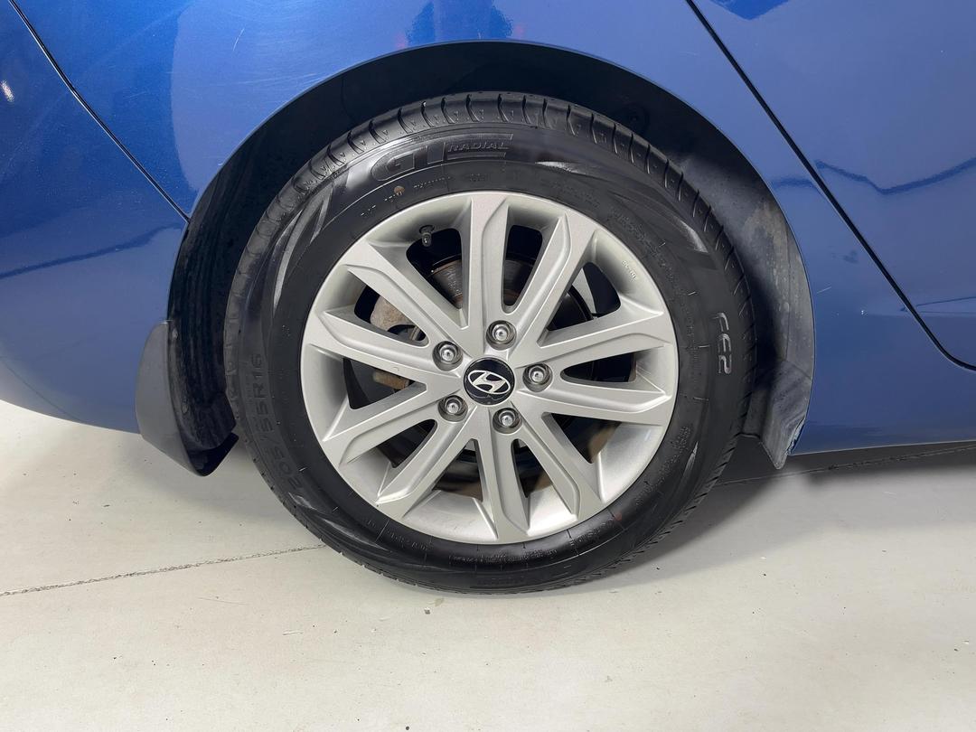 Photo '12' of Hyundai Elantra