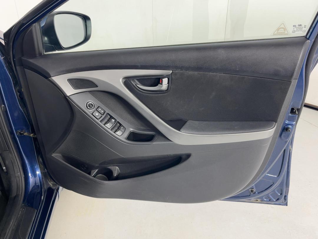 Photo '15' of Hyundai Elantra