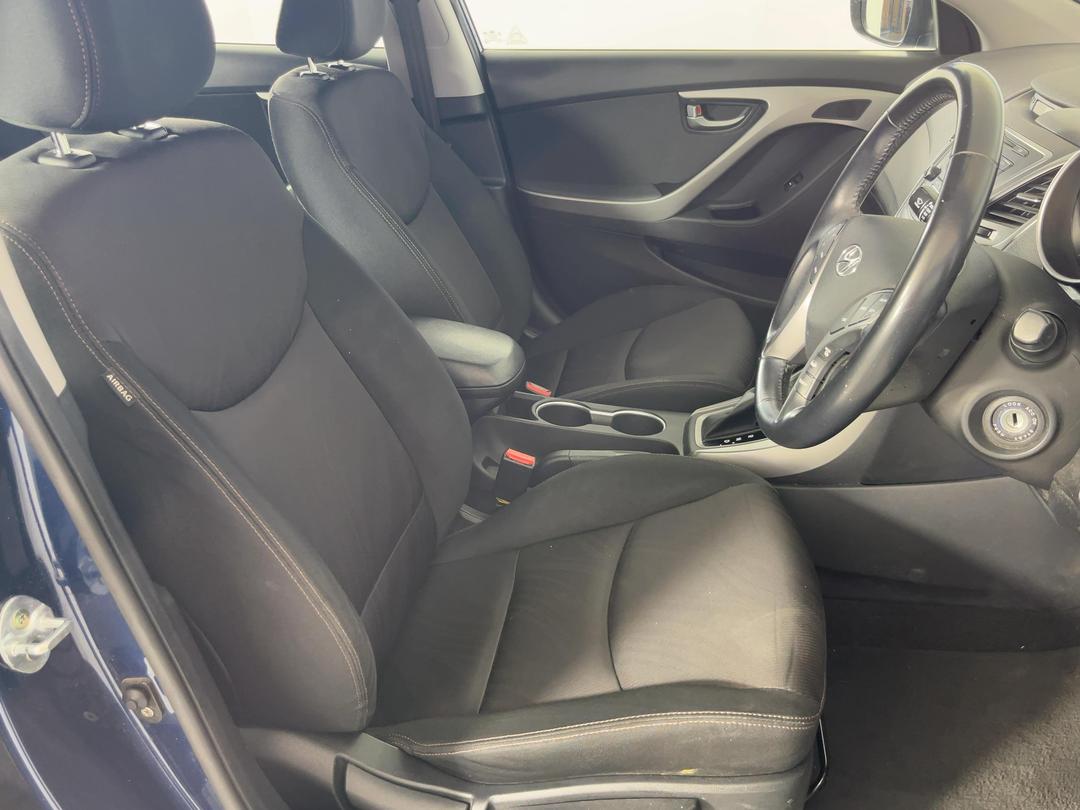 Photo '16' of Hyundai Elantra