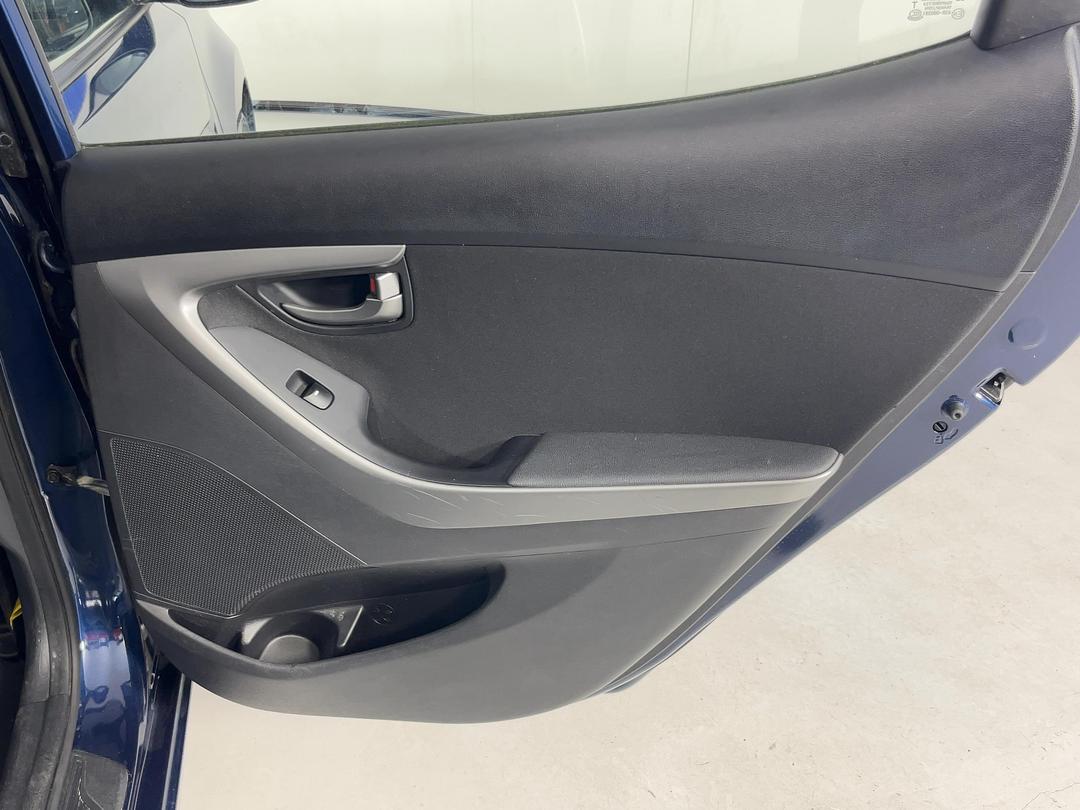 Photo '19' of Hyundai Elantra