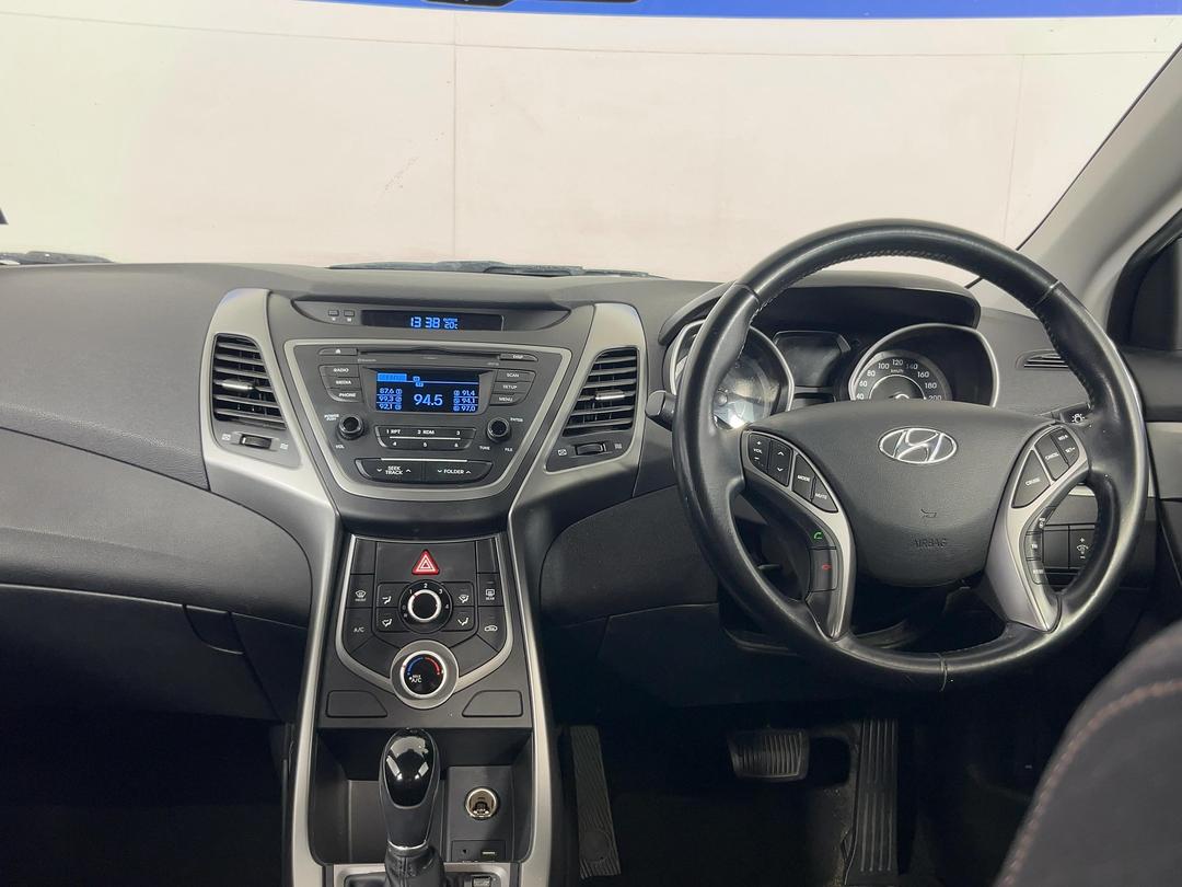 Photo '17' of Hyundai Elantra