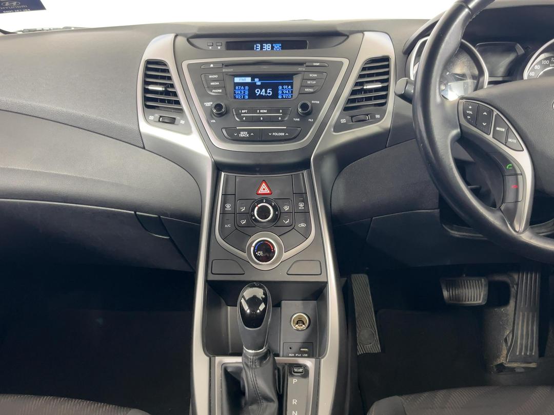 Photo '18' of Hyundai Elantra