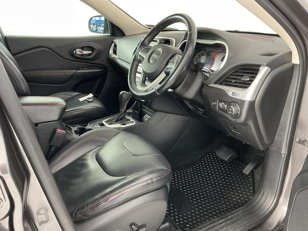 Photo '16' of Jeep Cherokee