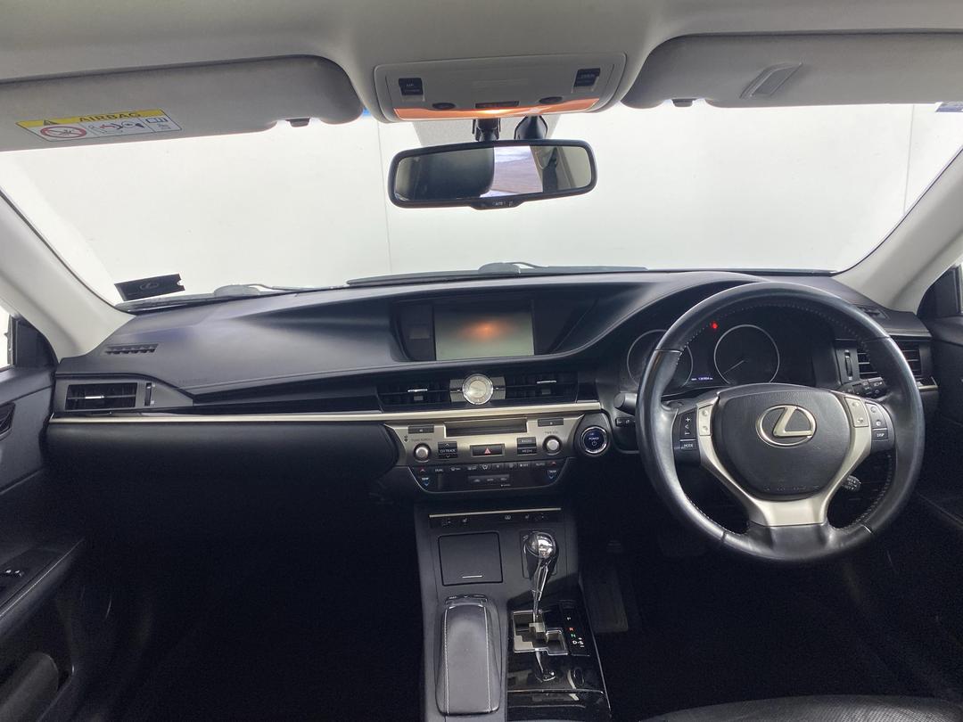 Photo '17' of Lexus ES300H