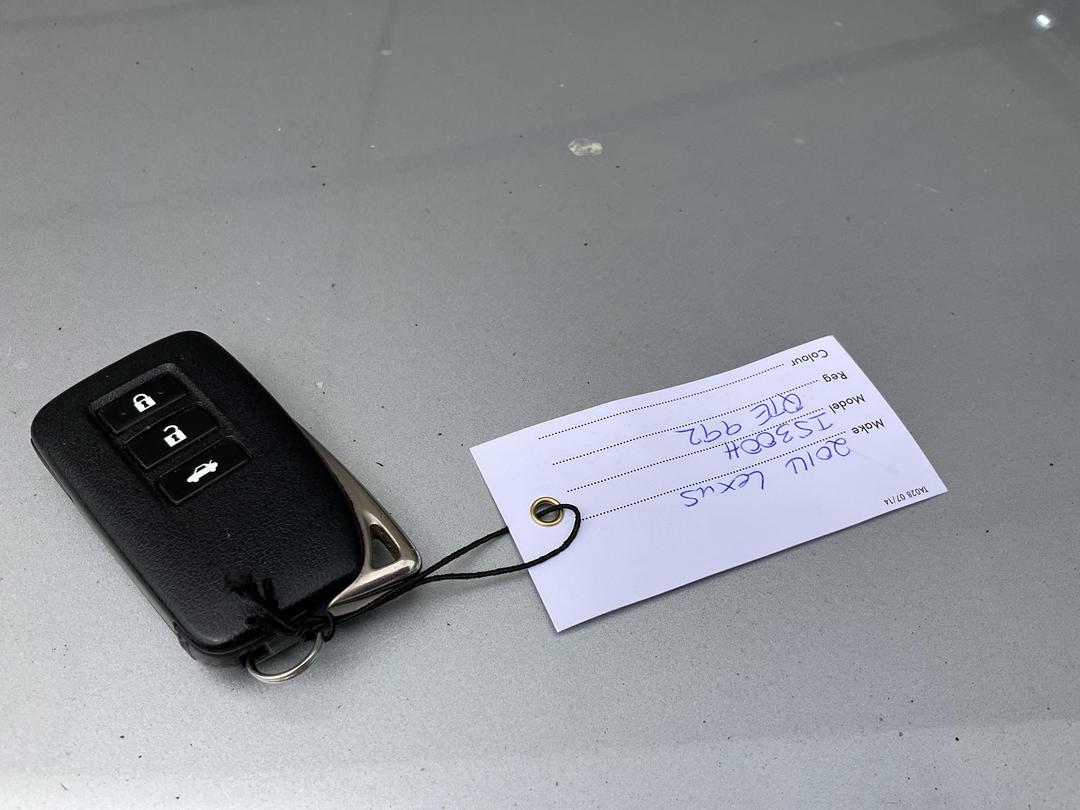 Photo '34' of Lexus IS300H