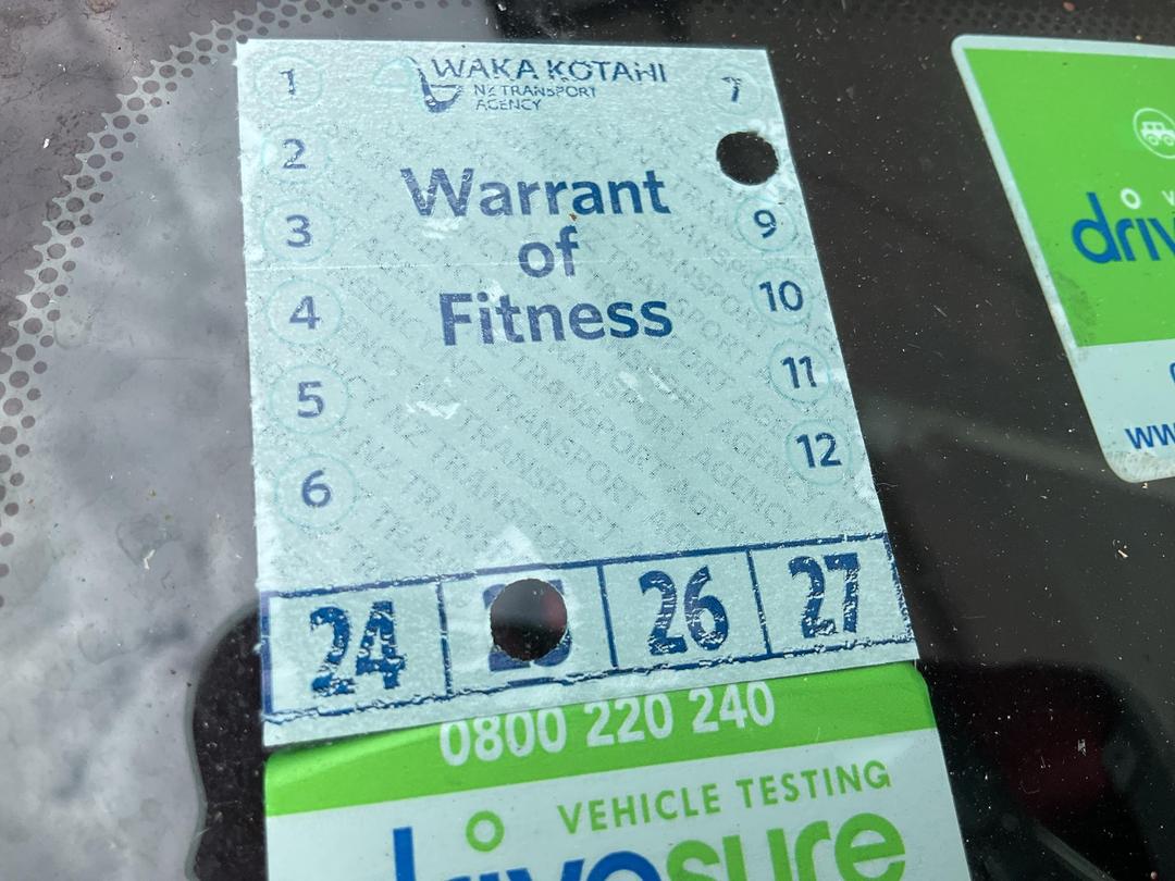 Photo '32' of Lexus IS300H