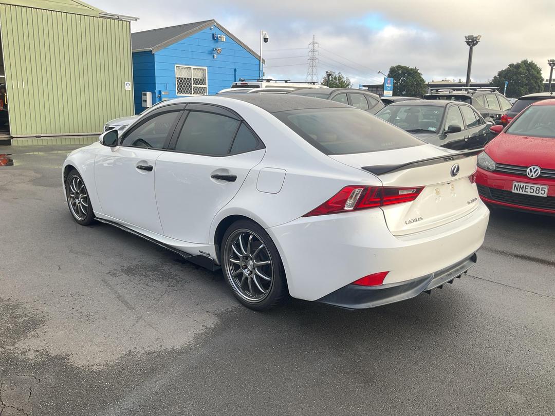 Photo '4' of Lexus IS300H