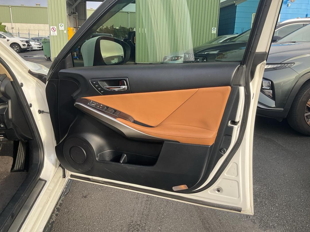 Photo '9' of Lexus IS300H