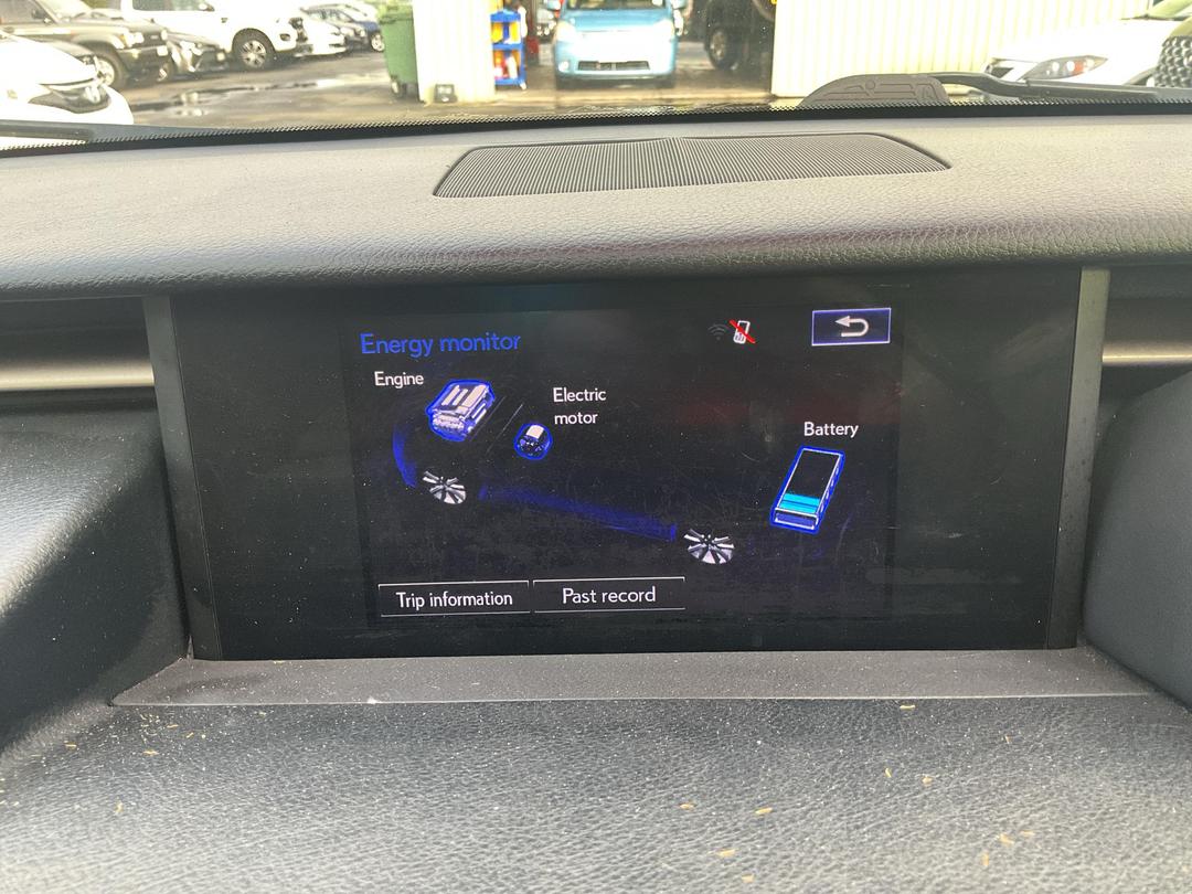 Photo '8' of Lexus IS300H