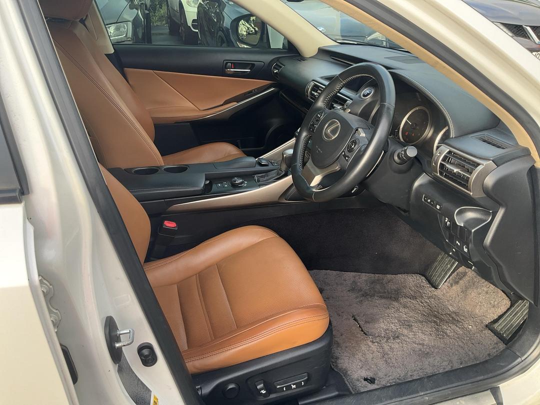 Photo '10' of Lexus IS300H