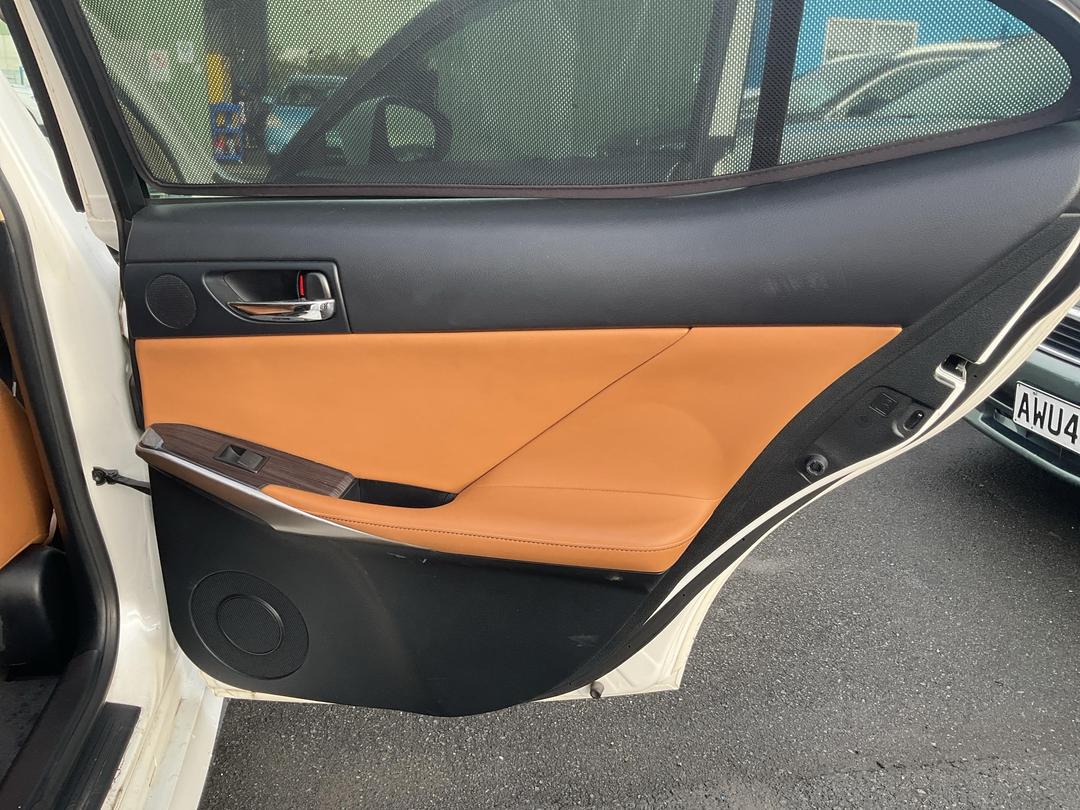 Photo '11' of Lexus IS300H