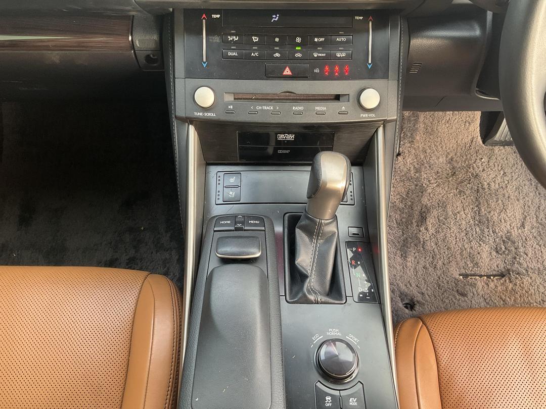 Photo '14' of Lexus IS300H