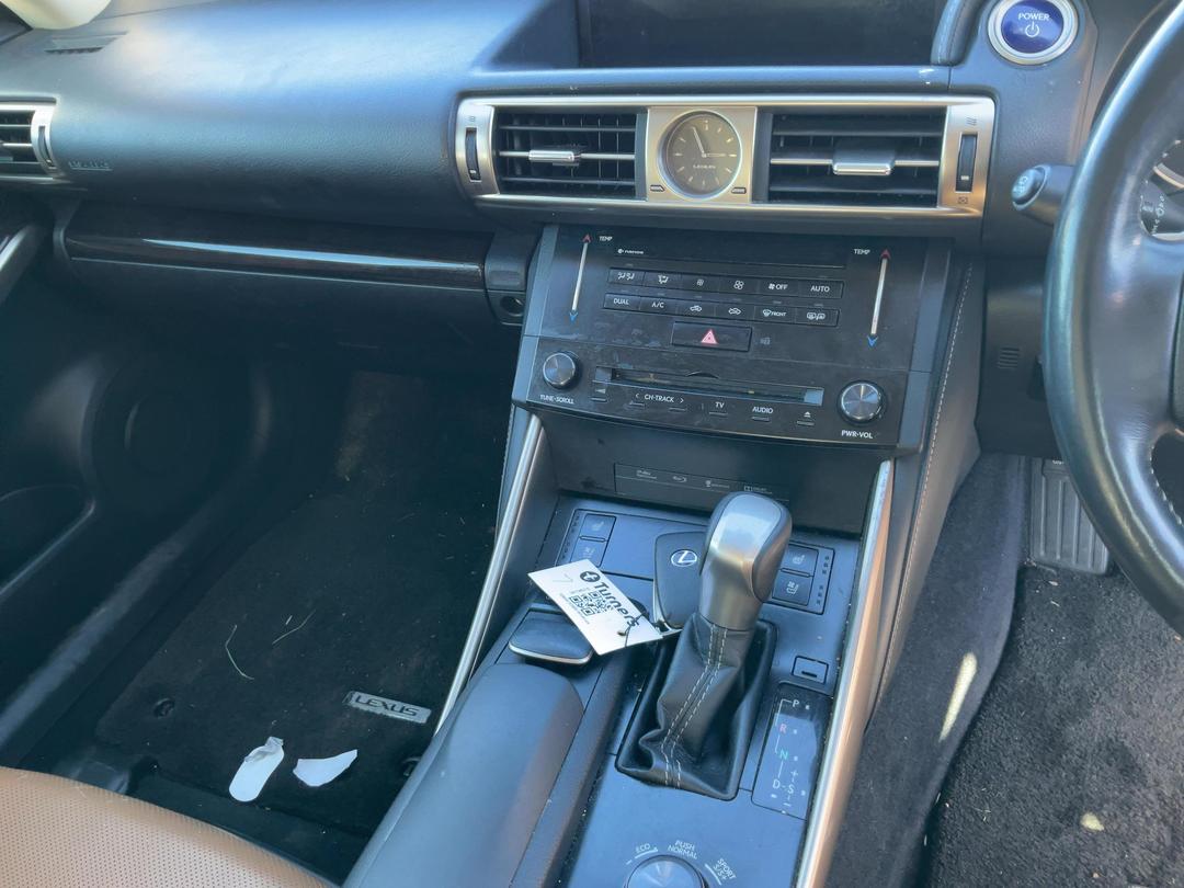 Photo '7' of Lexus IS300H