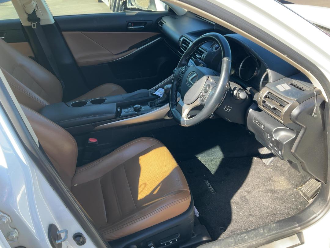 Photo '8' of Lexus IS300H