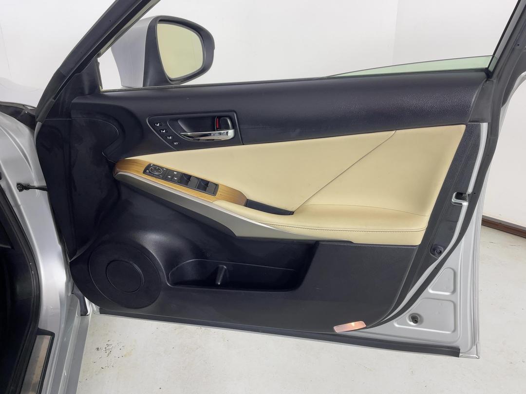 Photo '15' of Lexus IS300H