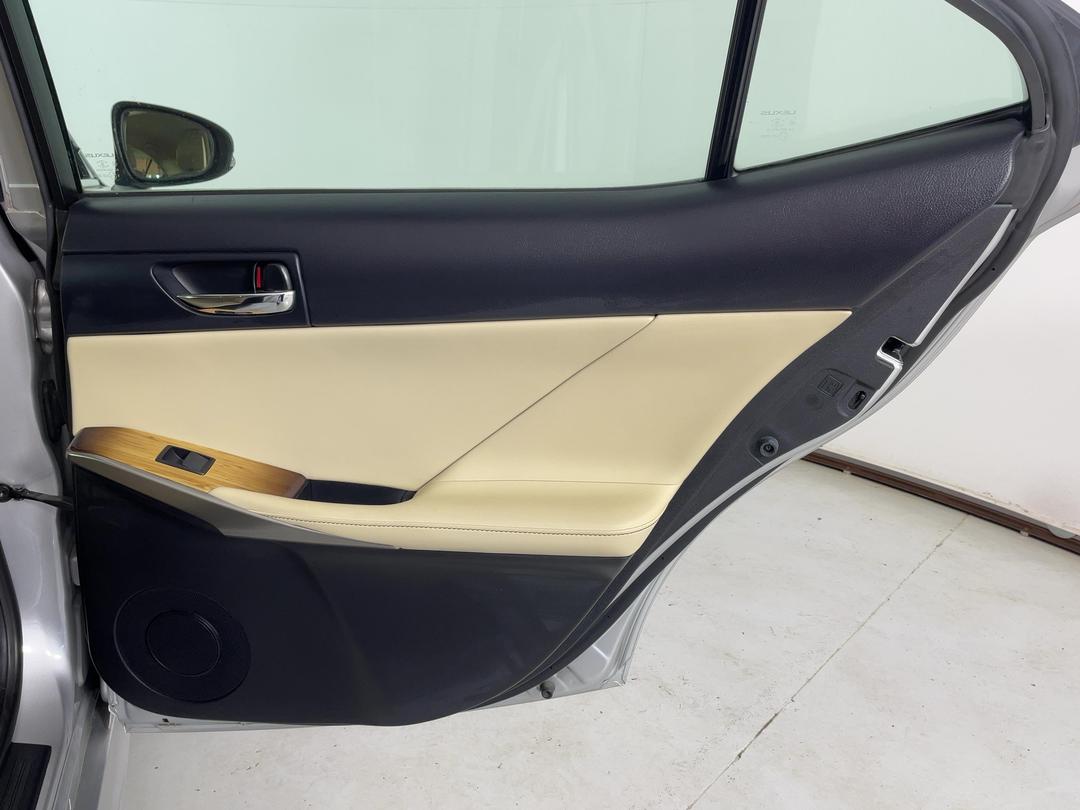 Photo '19' of Lexus IS300H