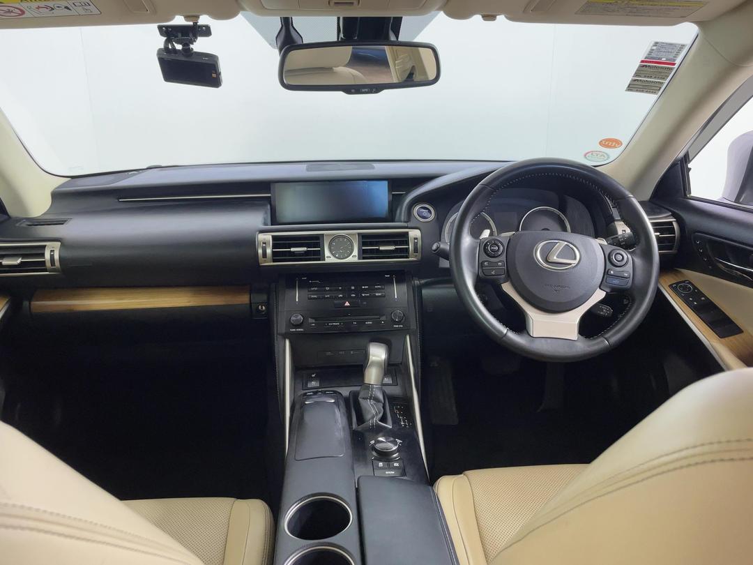 Photo '17' of Lexus IS300H