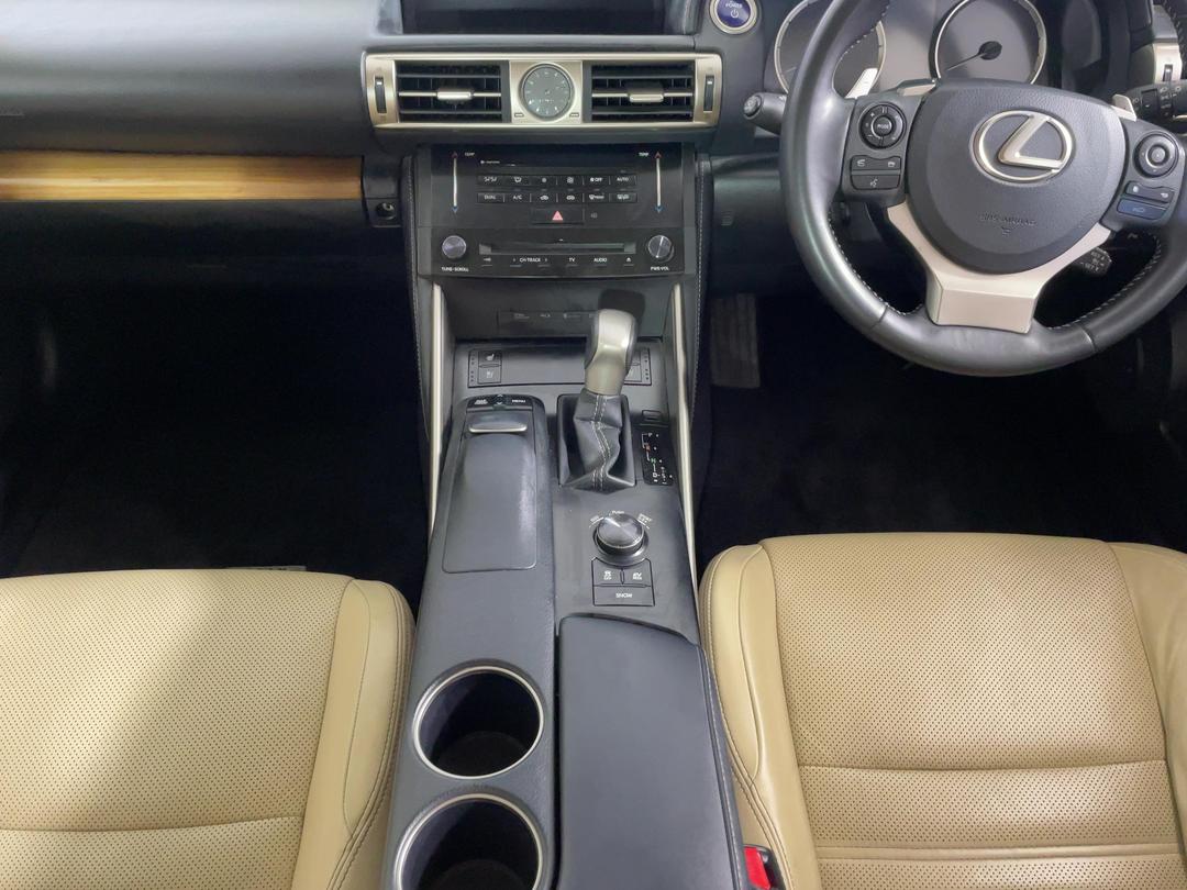 Photo '18' of Lexus IS300H