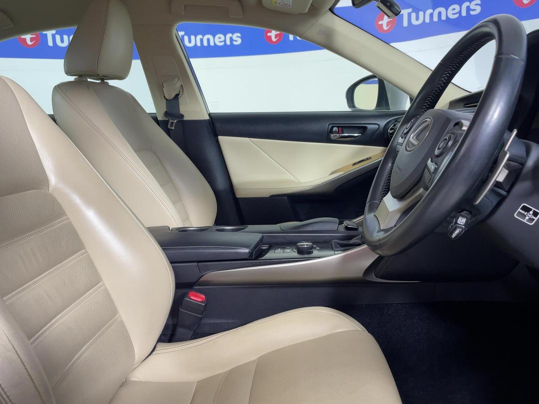 Photo '16' of Lexus IS300H