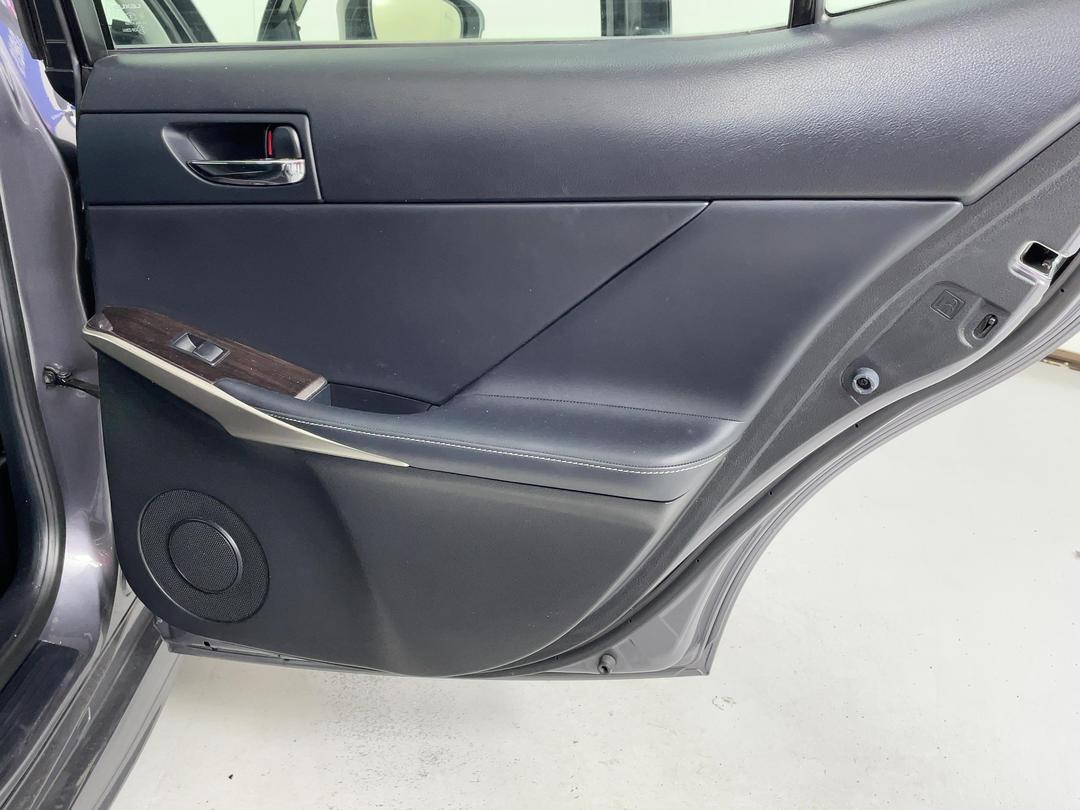 Photo '17' of Lexus IS300H Photo '17' of Lexus IS300H