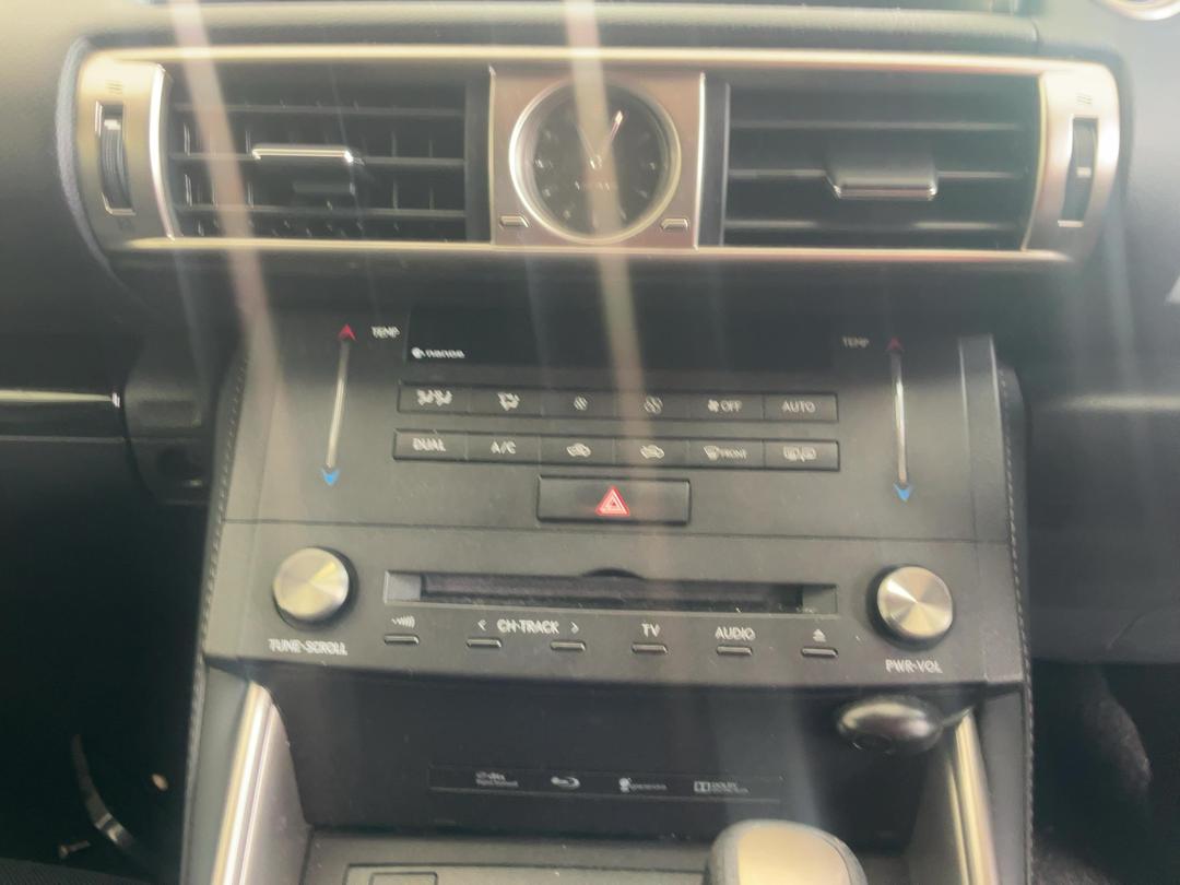 Photo '10' of Lexus IS300H
