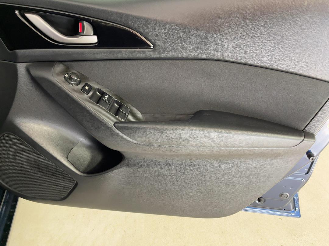 Photo '15' of Mazda Axela