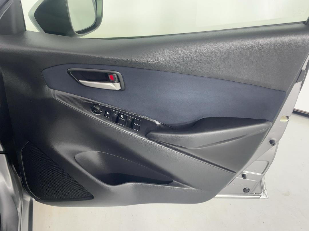 Photo '15' of Mazda Demio