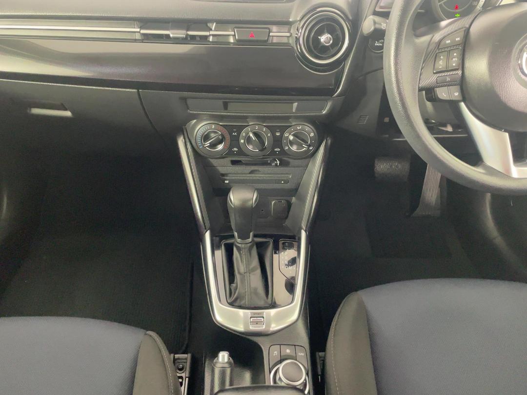 Photo '18' of Mazda Demio