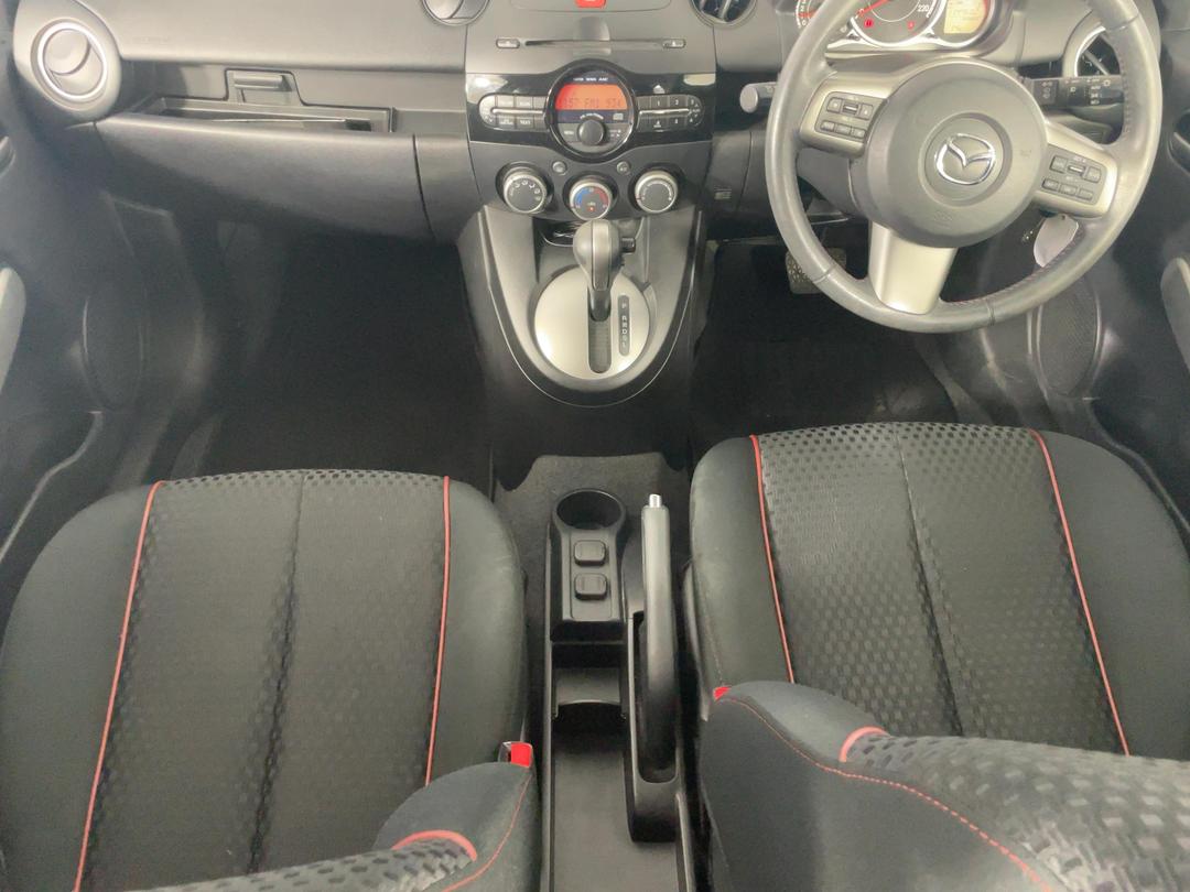 Photo '18' of Mazda Mazda2