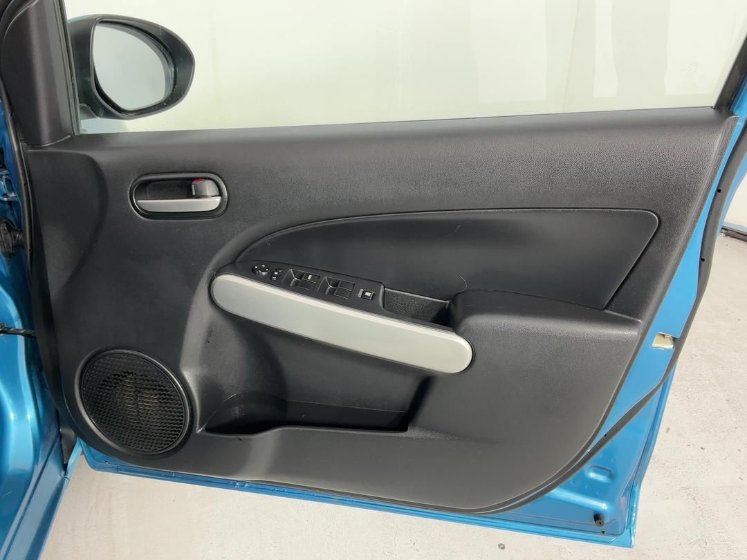 Photo '15' of Mazda Mazda2
