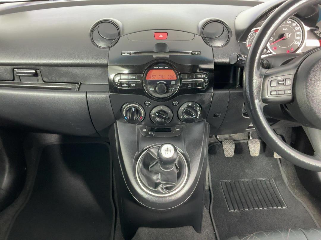 Photo '18' of Mazda Mazda2