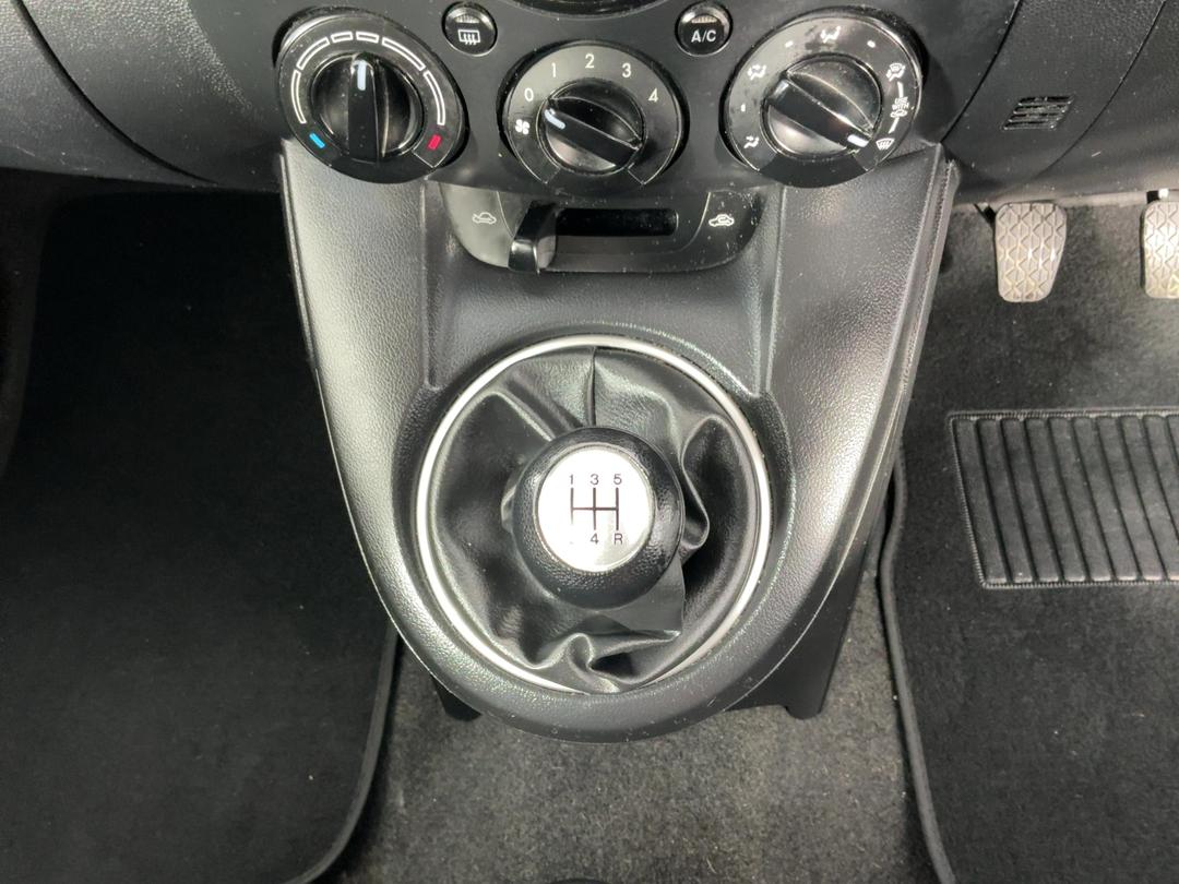Photo '23' of Mazda Mazda2
