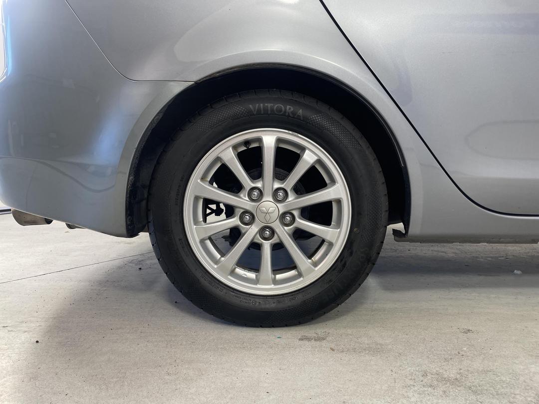 Photo '12' of Mitsubishi Galant