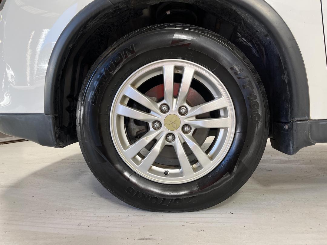 Photo '10' of Mitsubishi Outlander