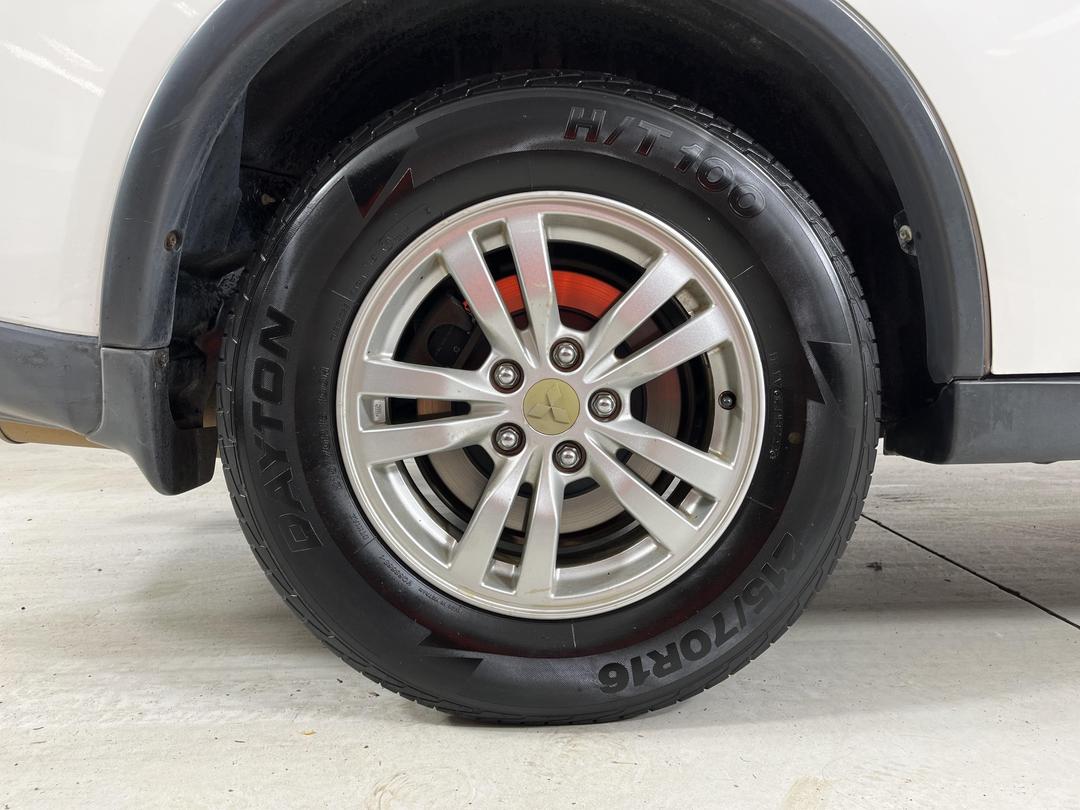 Photo '12' of Mitsubishi Outlander