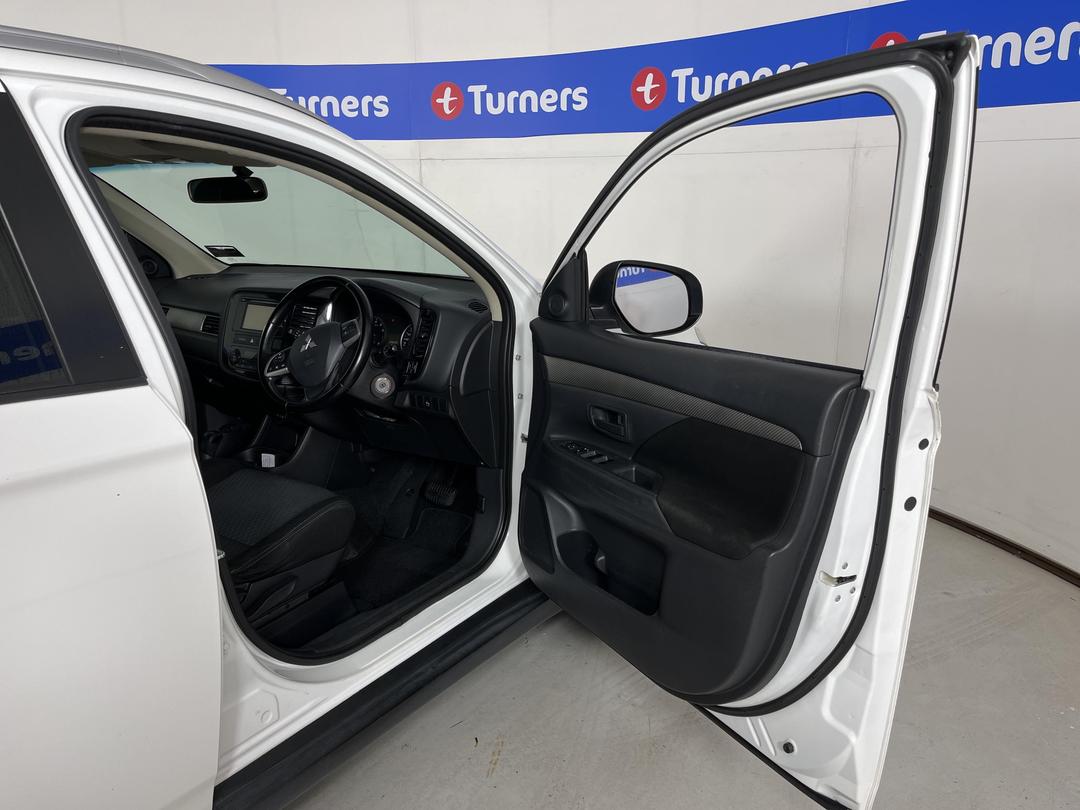 Photo '15' of Mitsubishi Outlander