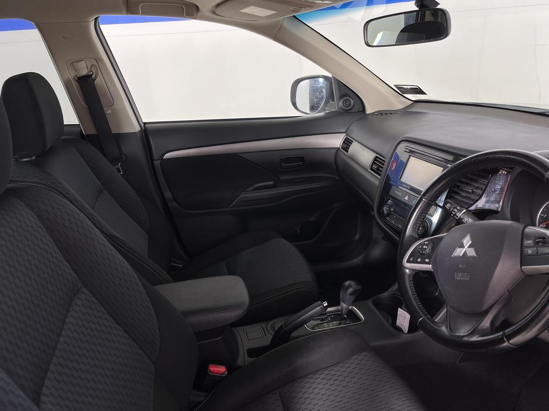 Photo '16' of Mitsubishi Outlander