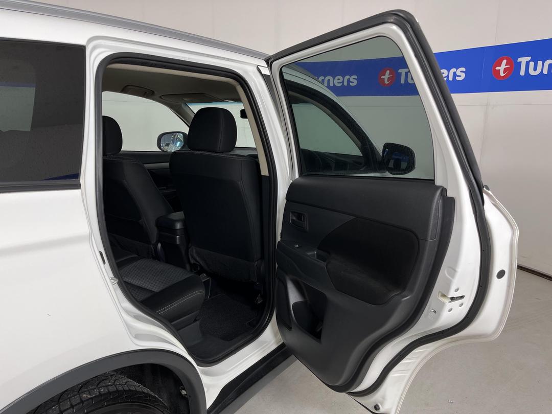 Photo '19' of Mitsubishi Outlander