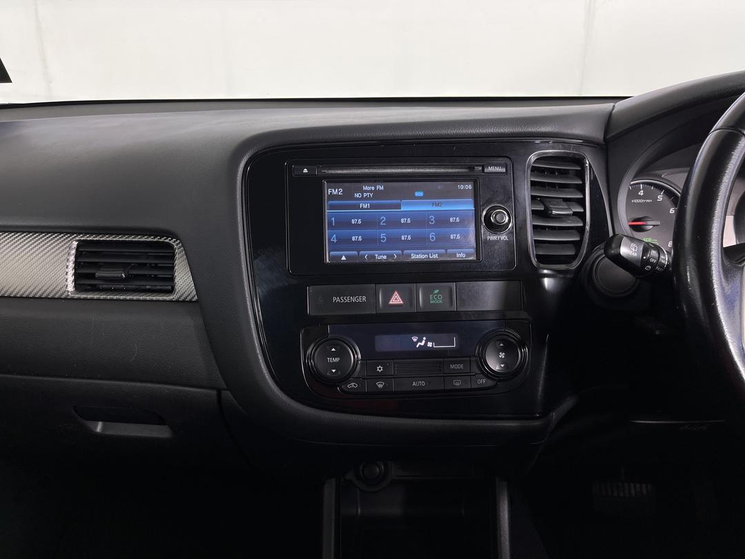 Photo '18' of Mitsubishi Outlander