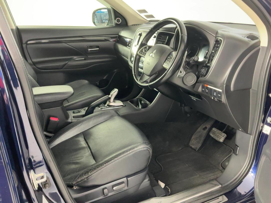 Photo '16' of Mitsubishi Outlander