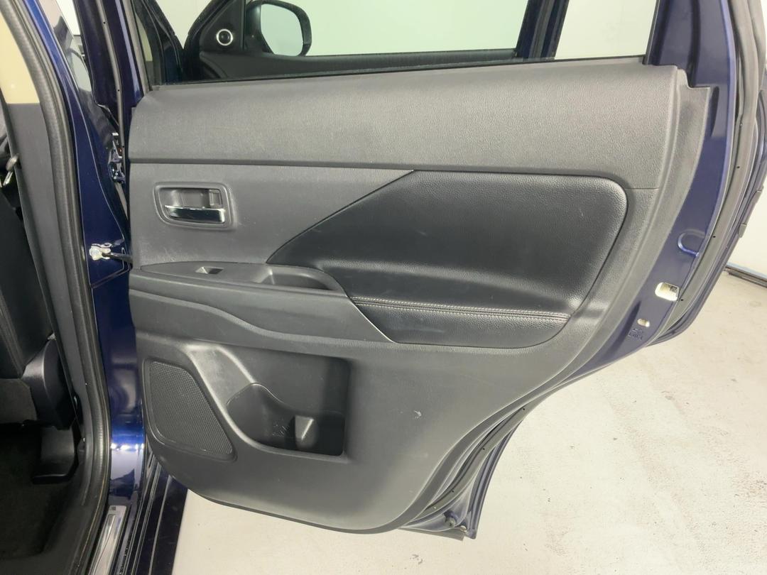 Photo '19' of Mitsubishi Outlander