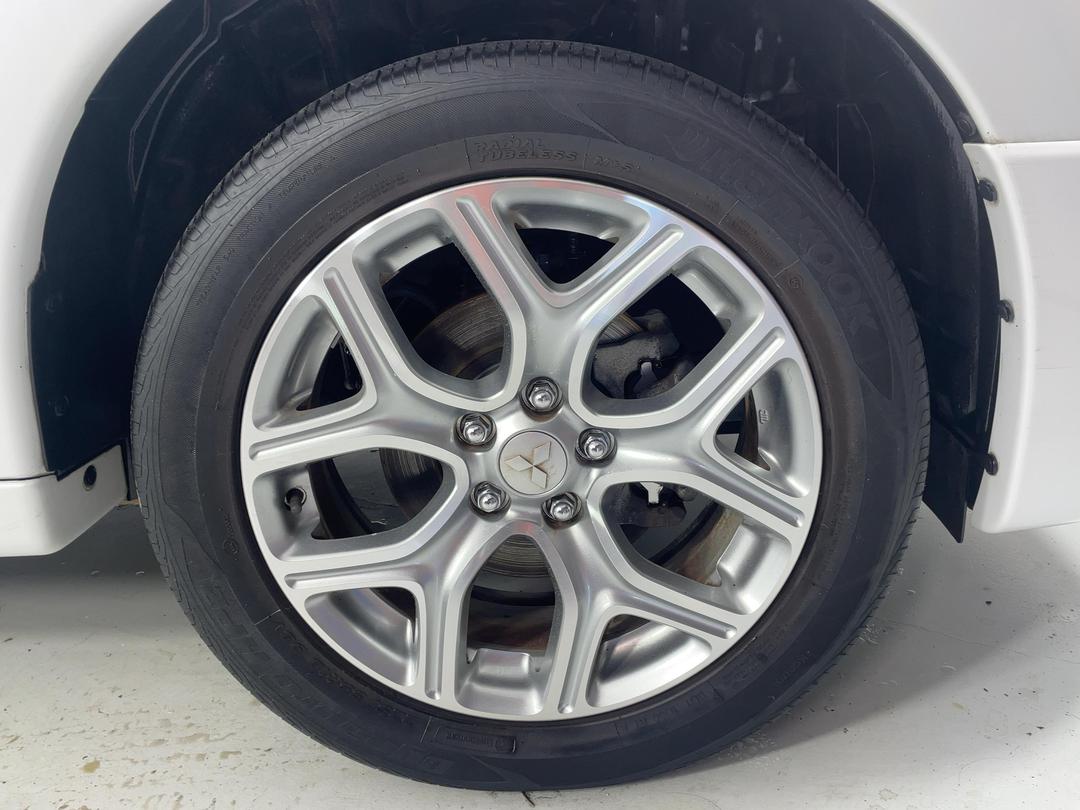 Photo '9' of Mitsubishi Outlander